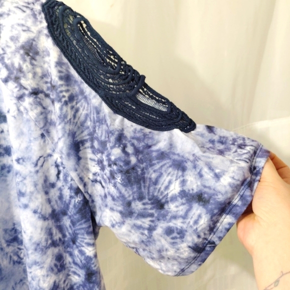 Absolutely Famous Top Tie Dye Crochet Sleeves V-neck Longer Length 1X Soft Comfy - Picture 5 of 14
